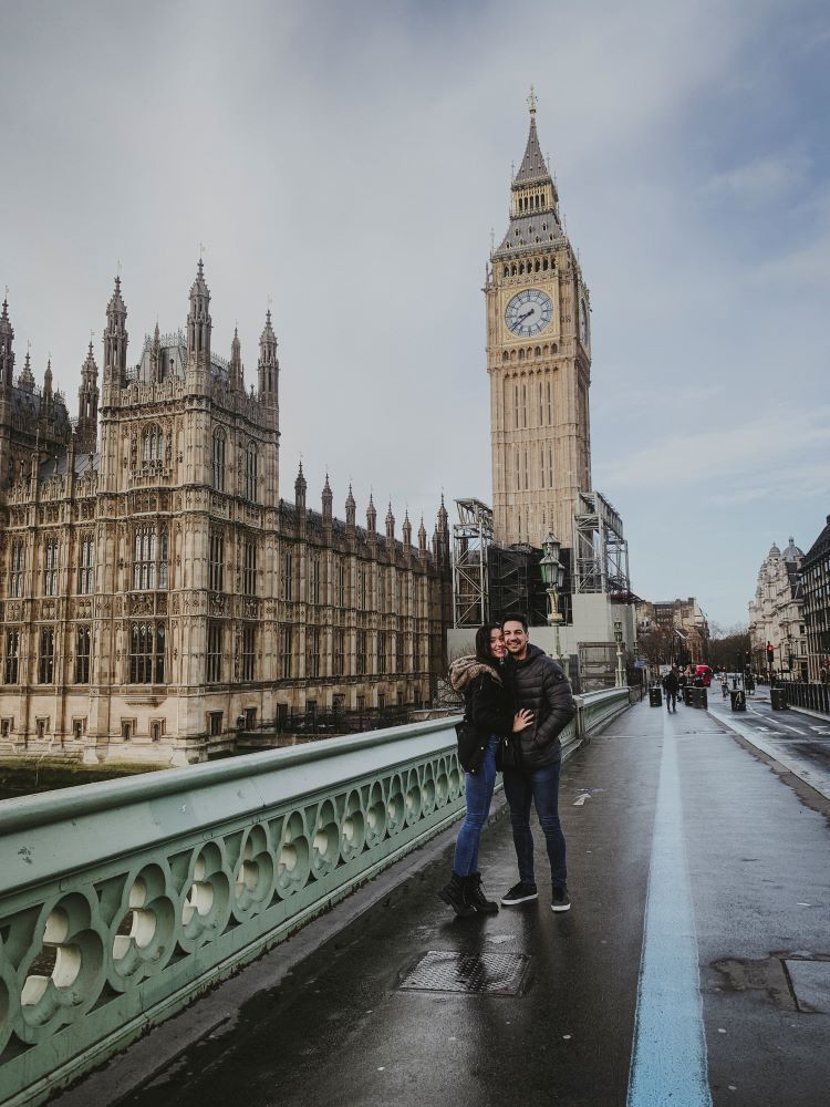 big ben en londres u una pareja abrazados y posando a la camara